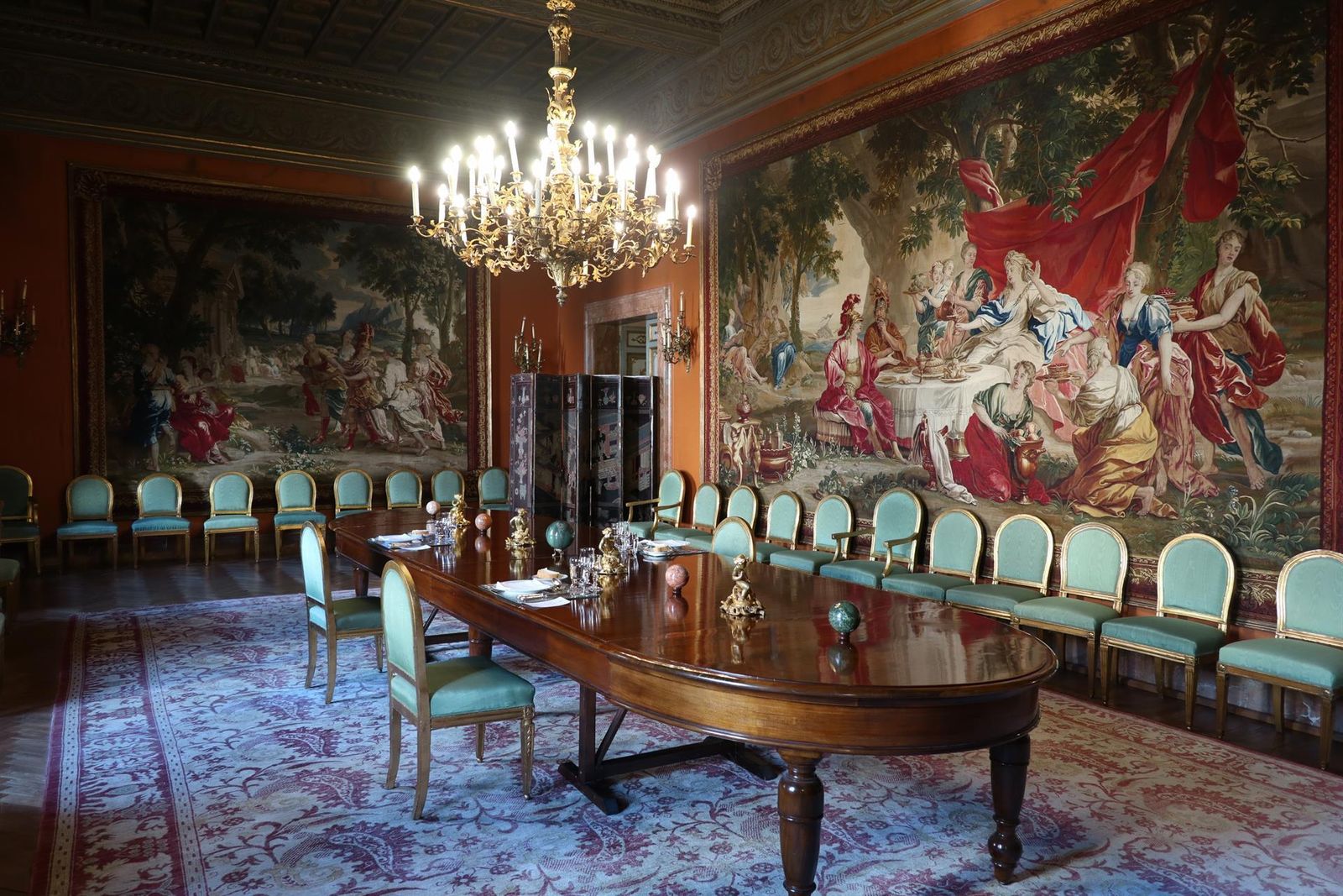 Uno de los salones del Palacio de España en Roma