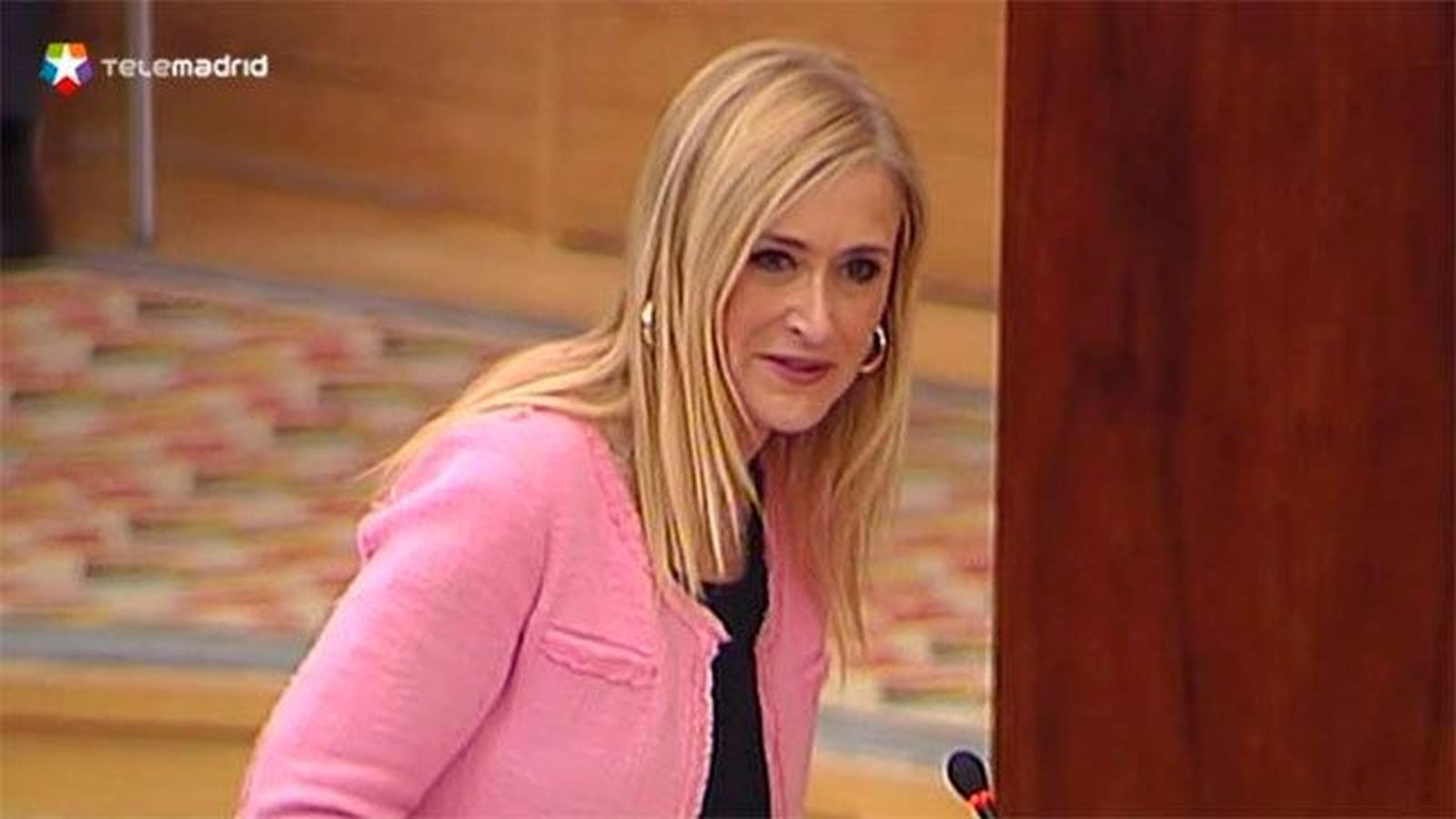 Cifuentes acusa a Podemos de ser una "fábrica de pobreza"