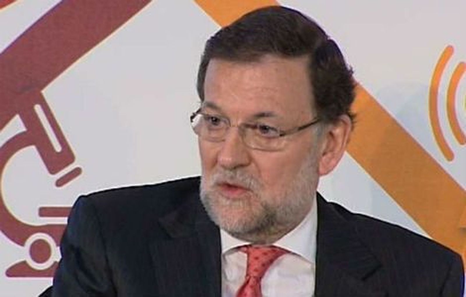 Rajoy dice que quien no quiera la monarquía debe plantear una reforma constitucional