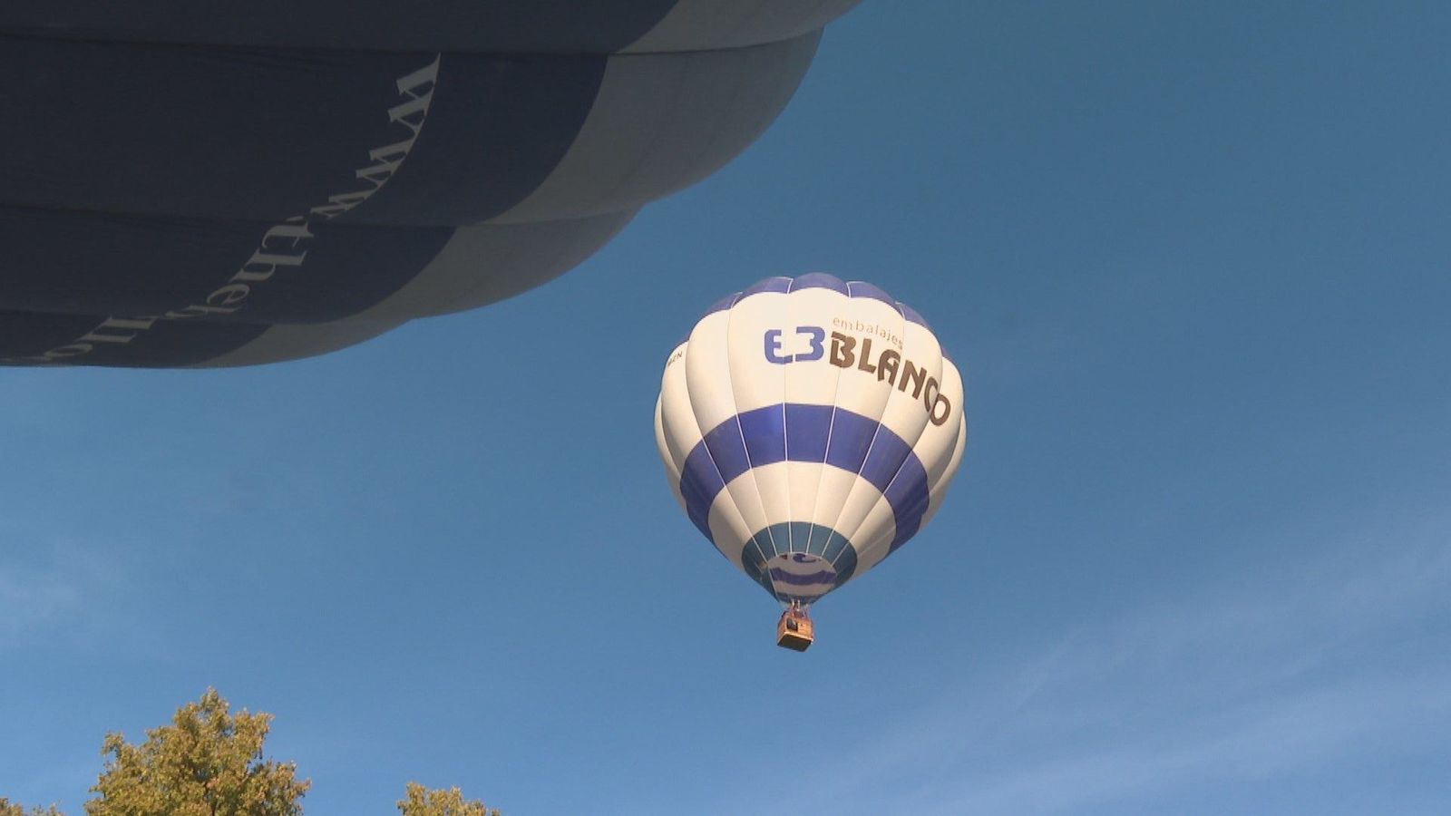 Una decena de globos despegan de forma simultánea sobre el cielo de Aranjuez