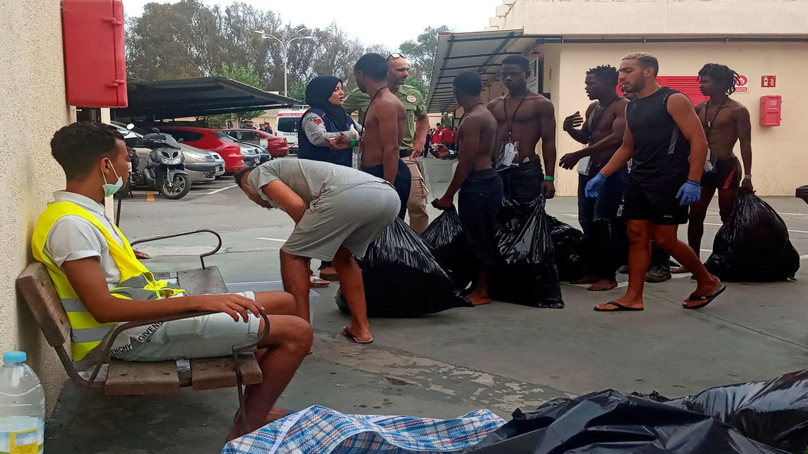 Más de 100 migrantes entran en Ceuta saltando su doble  valla