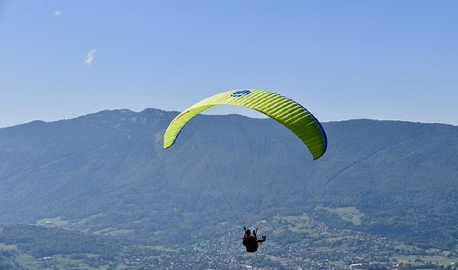 Una persona vuela en parapente
