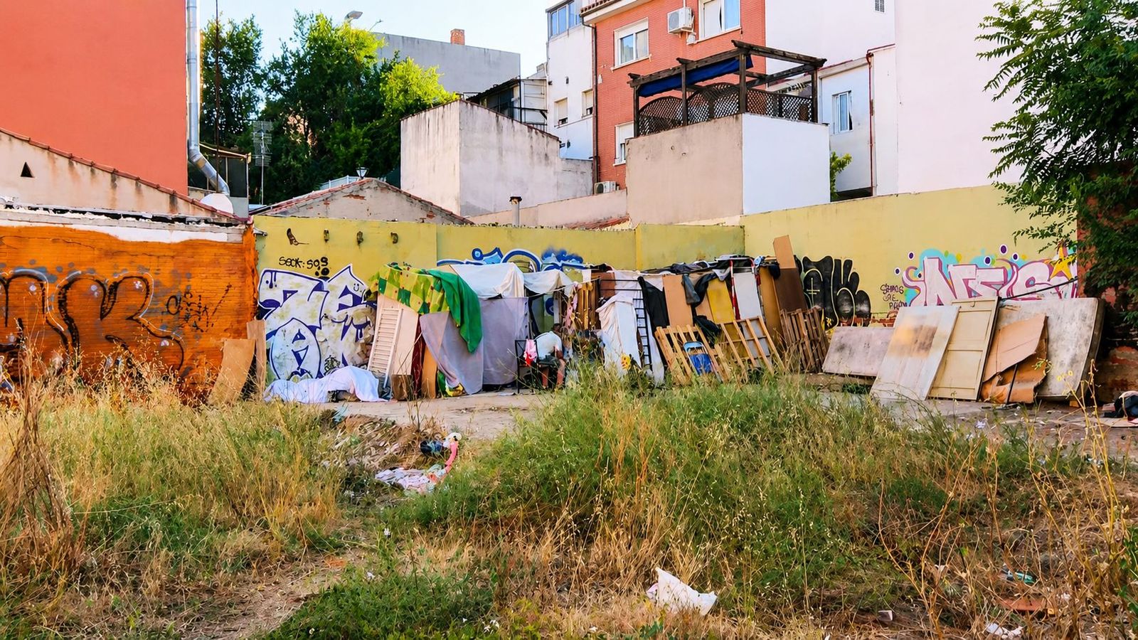 "Ya terminó la pesadilla", el solar de la droga en Puente de Vallecas será tapiado