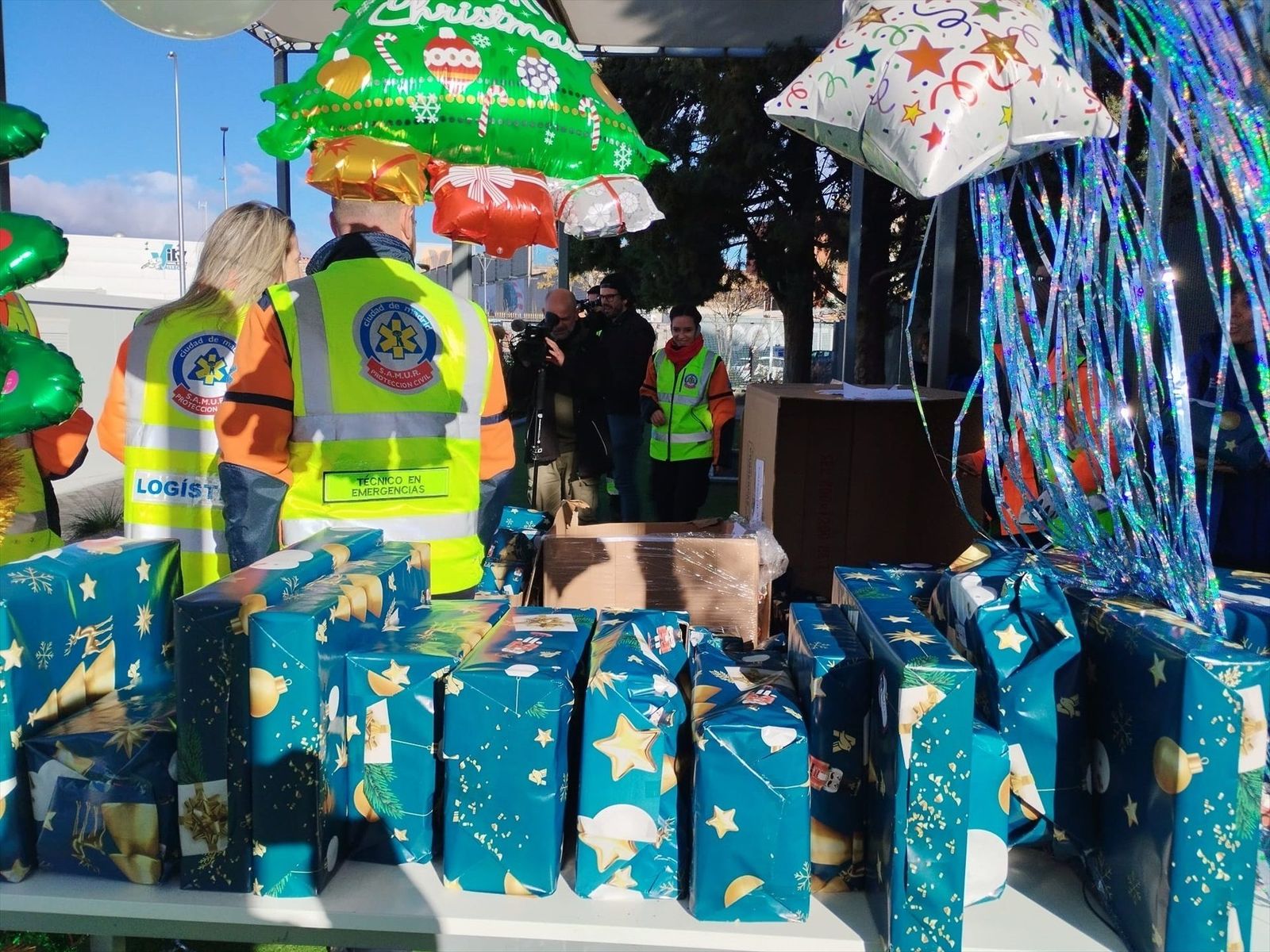 Los menores acogidos en el centro de emergencia temporal de Las Caracolas reciben los regalos de Reyes
