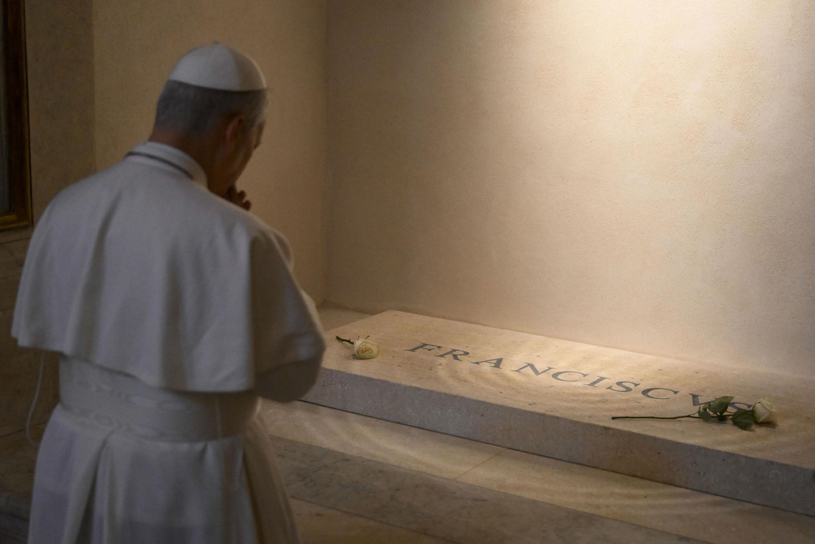 El papa León XIV reza ante la tumba de Francisco, su antecesor