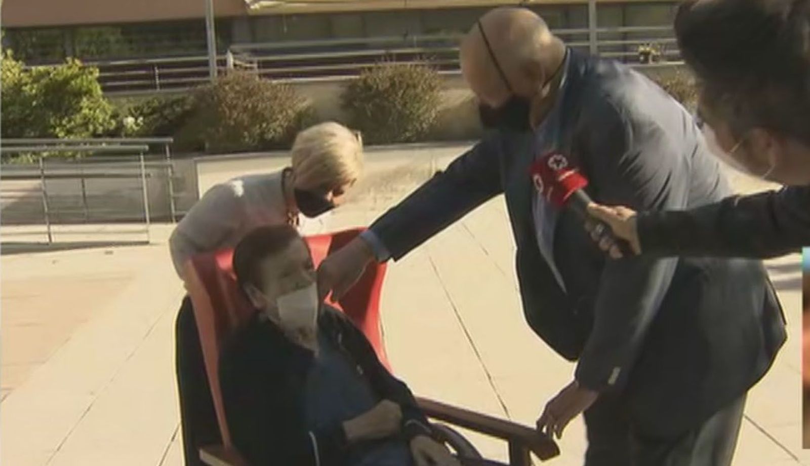 La fuerza del amor: Manuel recorre 70 km diarios para ver a su mujer enferma de Alzheimer que vive en una residencia