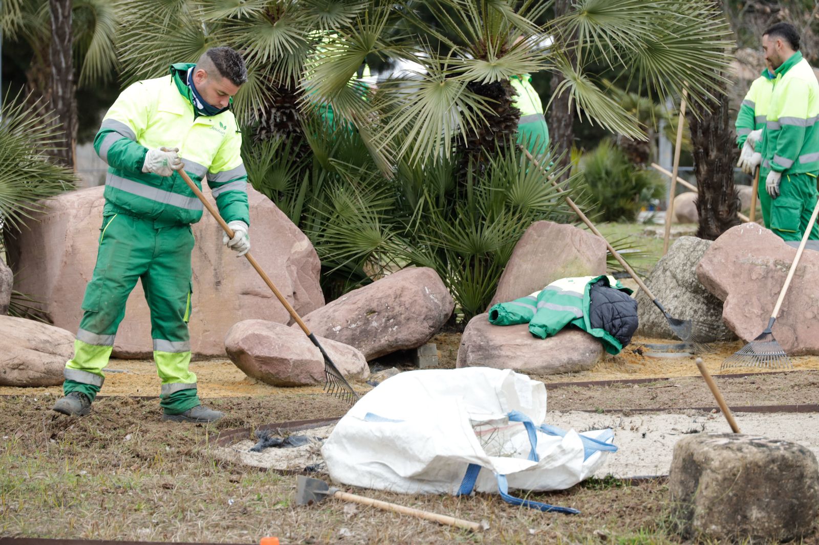 Un trabajador del servicio de parques y jardines de Móstoles