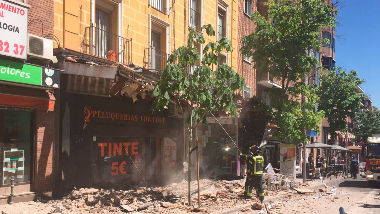 Tres viandantes heridos leves por la caída de una cornisa en Arganzuela