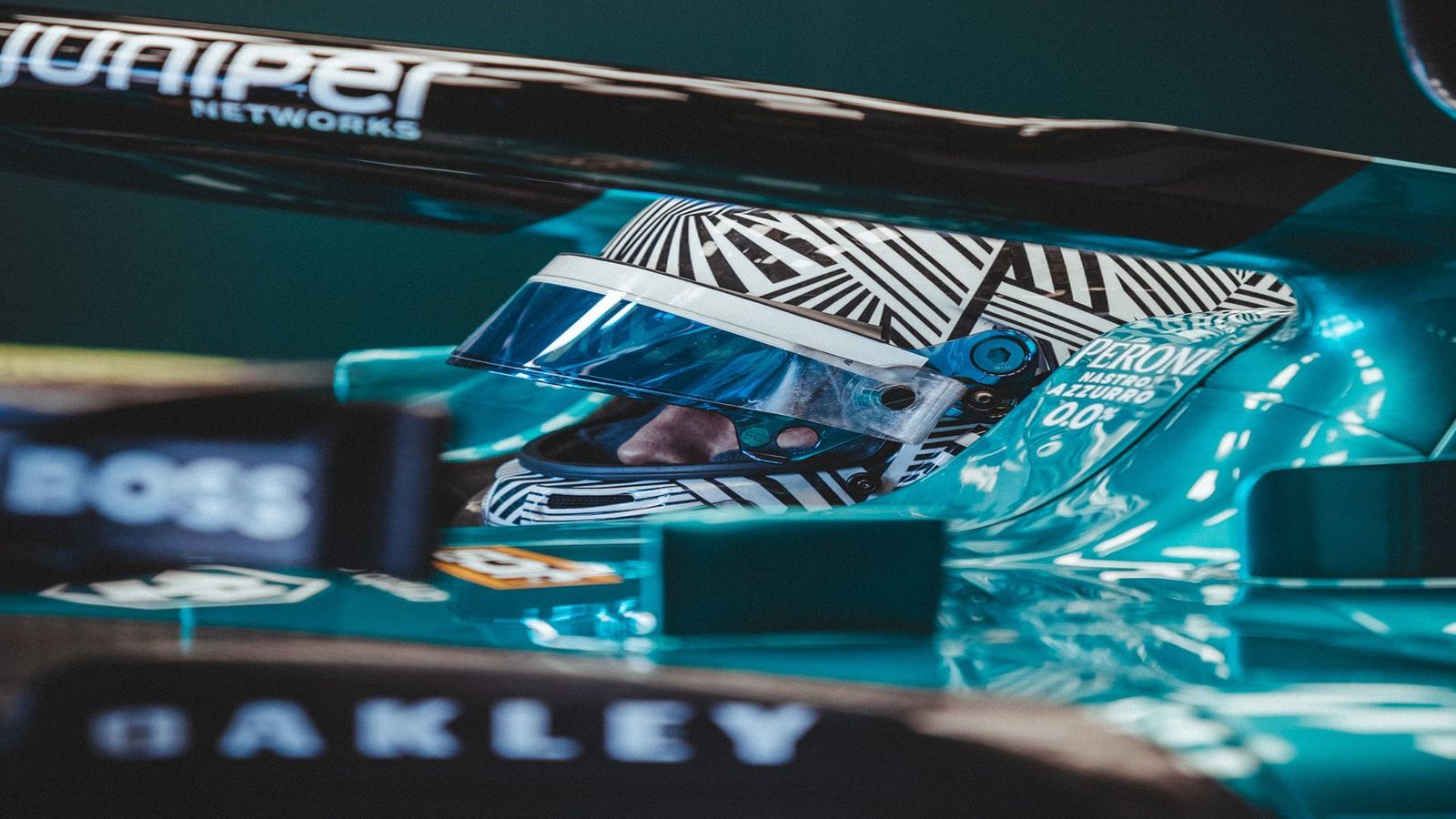 Fernando Alonso, ilusiona en Jerez al volante de un Aston Martin