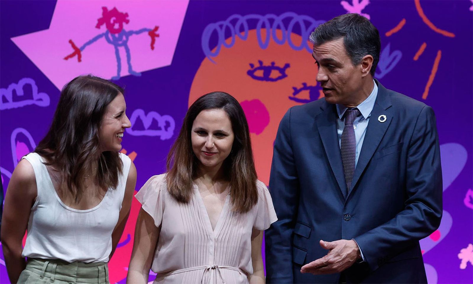 Irene Montero, Ione Belarra y Pedro Sánchez