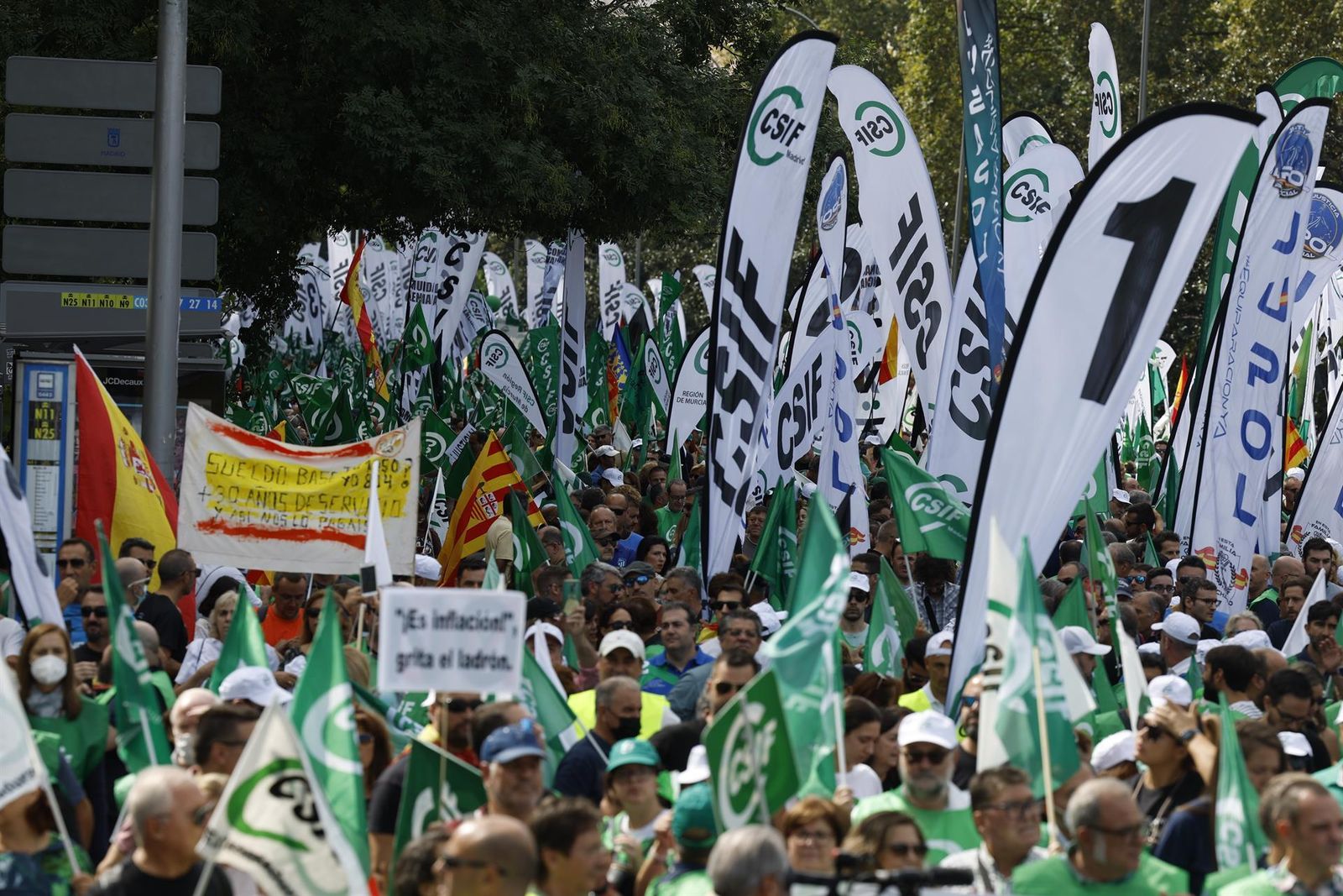 Un momento de la manifestación convocada por CSIF en Madrid, para exigir una subida salarial justa y una jubilación digna, además de mostrar su rechazo al empobrecimiento social y al deterioro de los servicios públicos.