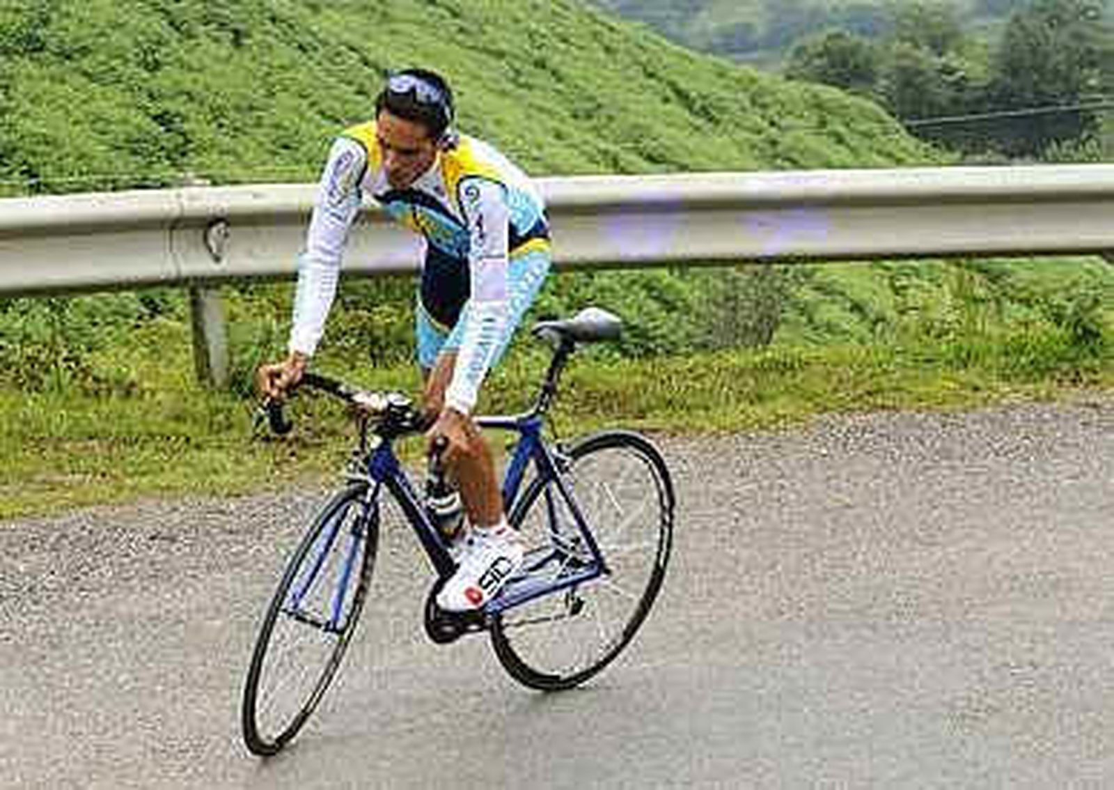 La gendarmería francesa detiene a Contador por no llevar luz en la bicicleta