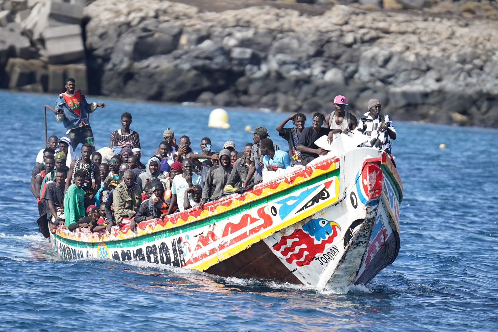 Un cayuco con más de 170 migrantes llega al Puerto de la Restinga de la isla de El Hierro, a 31 de octubre de 2023