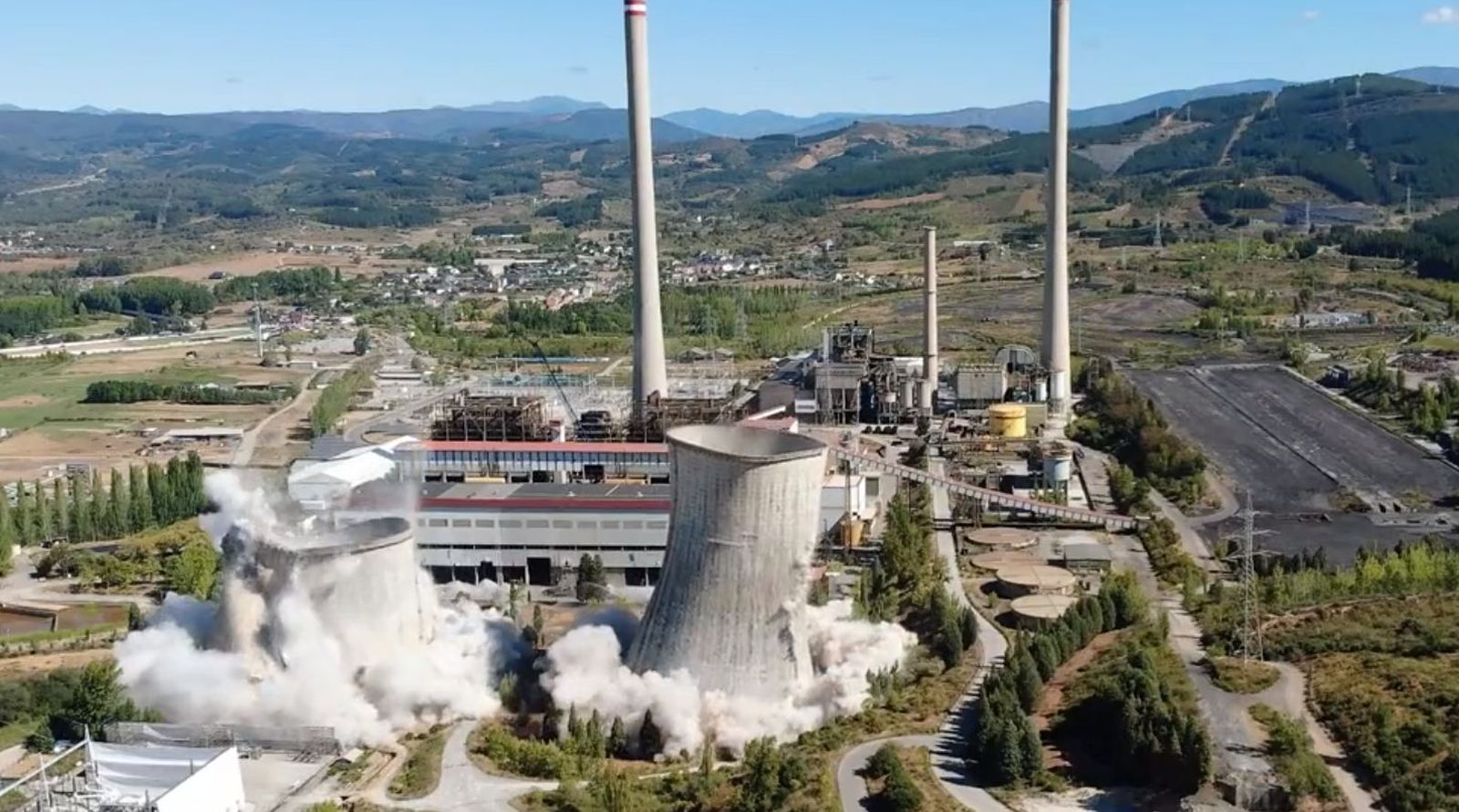 Voladura de las torres de refrigeración de la central térmica de Compostilla (León)