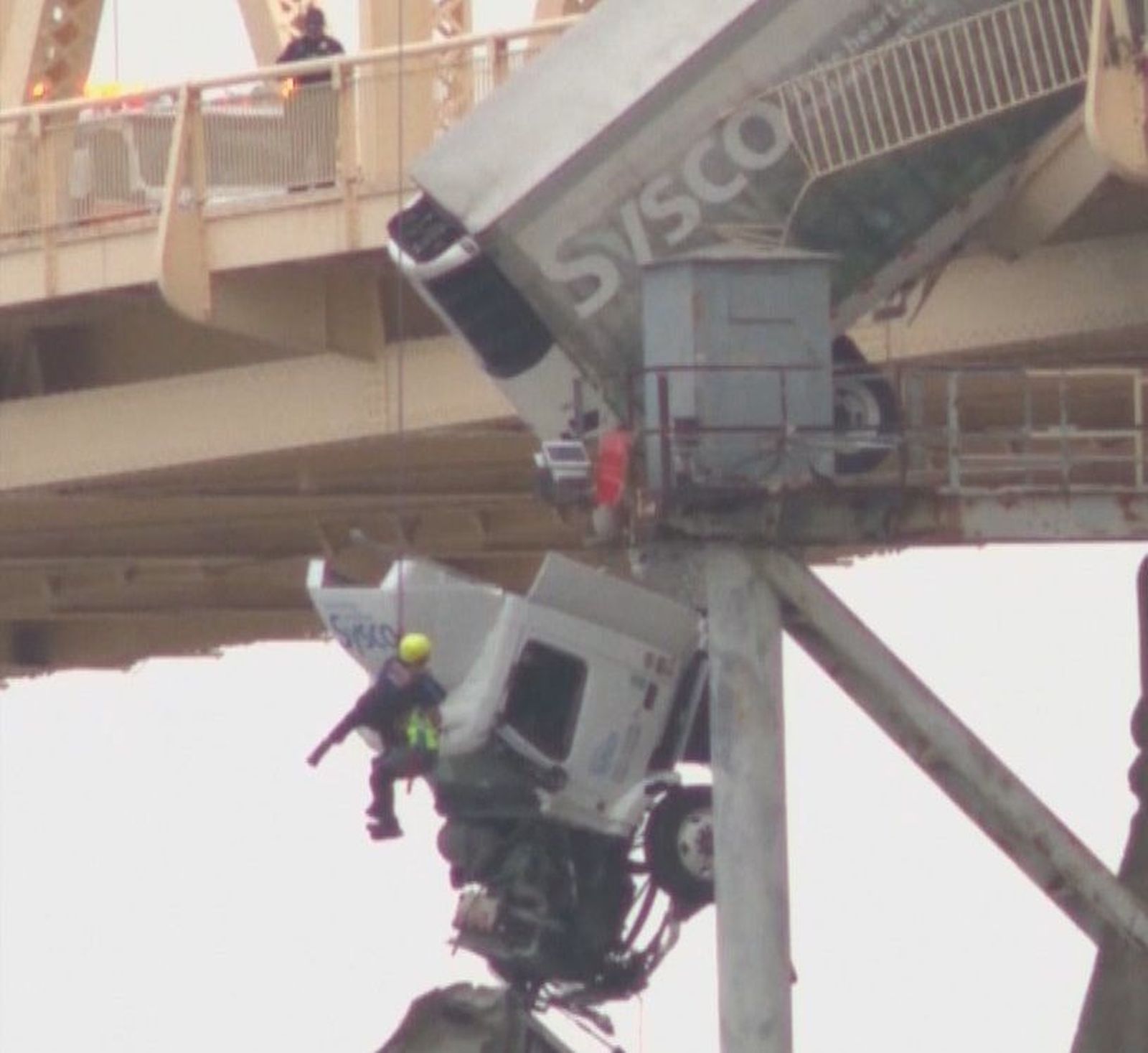 Un camión y su conductora quedan colgados de un puente en Kentucky (Estados Unidos)