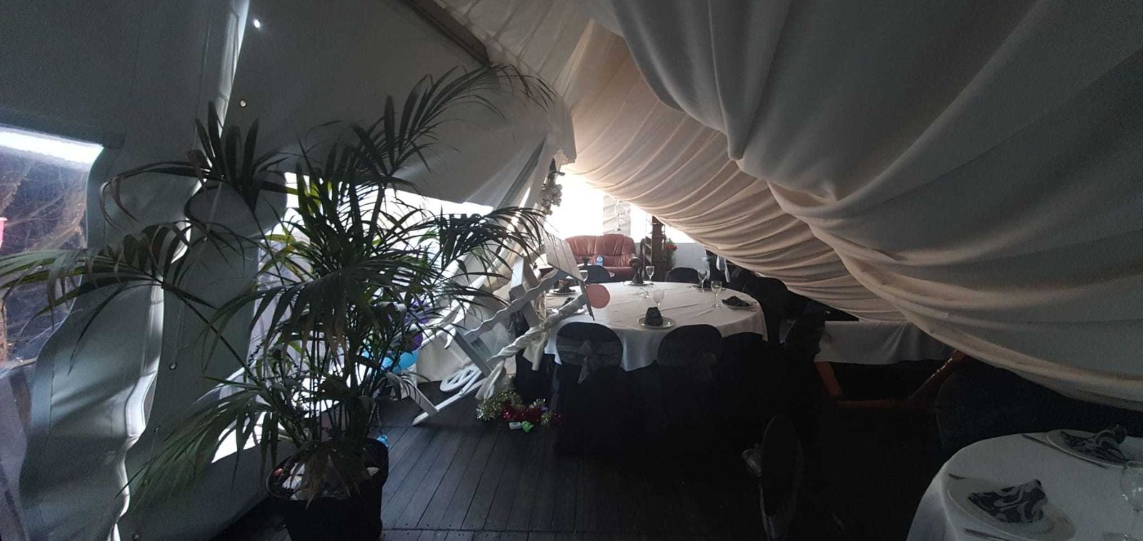 Interior de un establecimiento de hostelería aplastado por la nieve