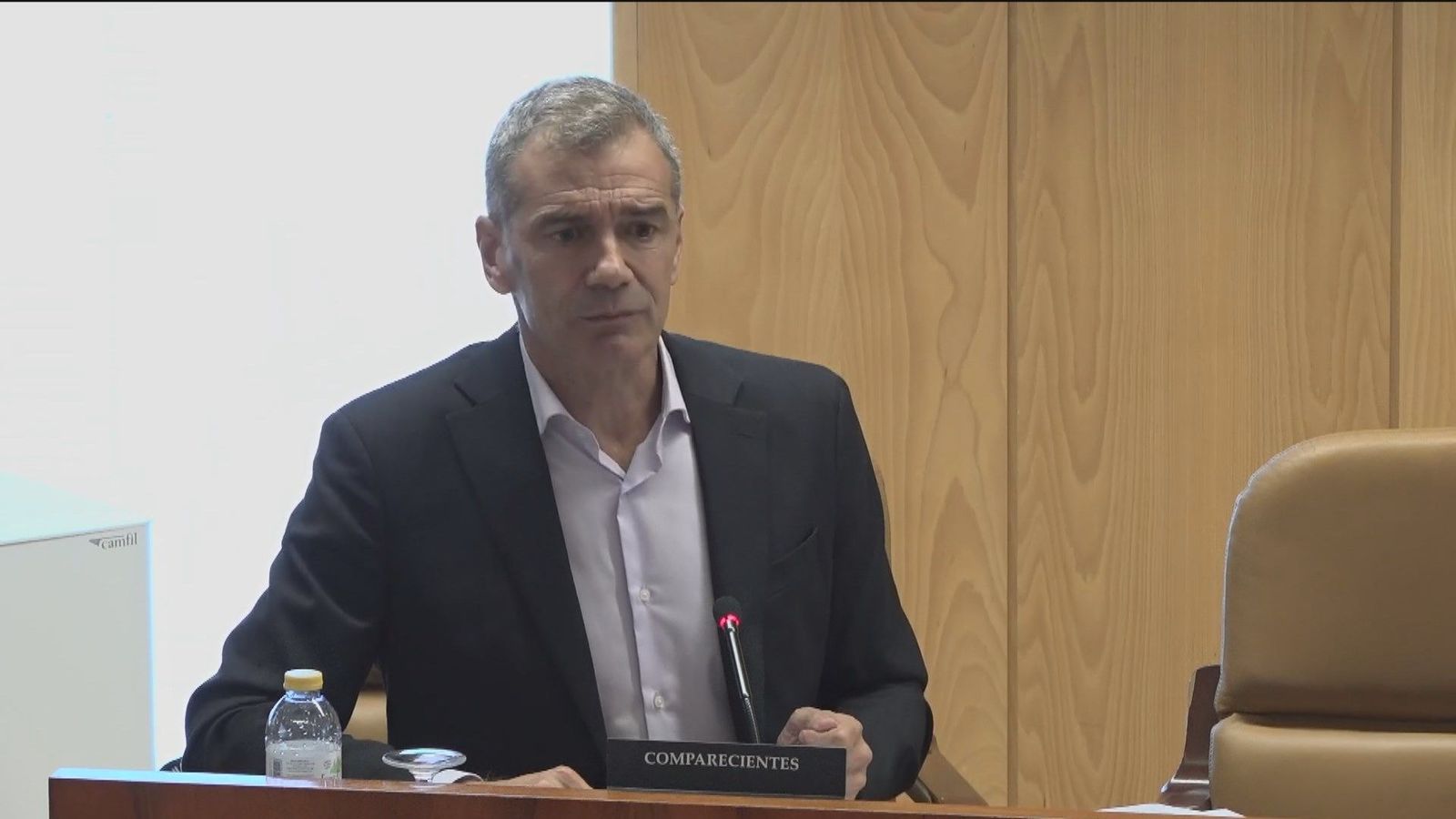 Cantó se siente "honrado" por dirigir la Oficina del Español y acusa a Sánchez de "plagiarles"