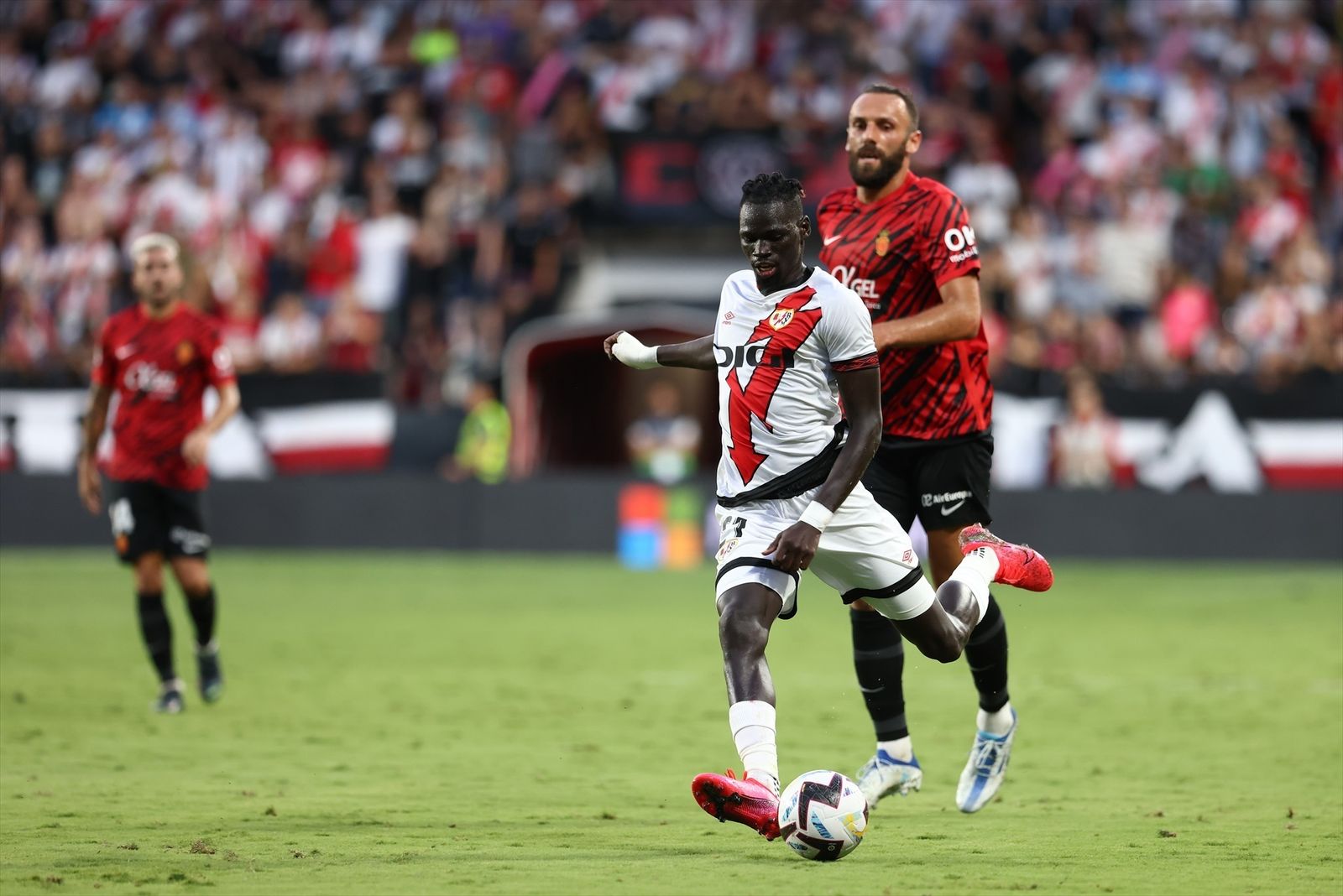Pathé Ciss del Rayo Vallecano y Vedat Muriqi del RCD Mallorca