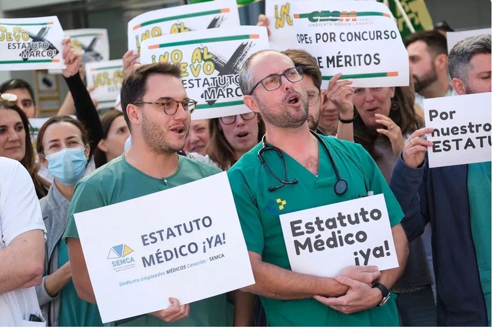 Médicos y sanitarios del Hospital Universitario de Canarias (HUC), en La Laguna (Tenerife), participan en una manifestación
