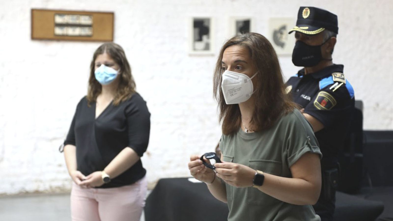 La alcaldesa de Getafe entrega las pulseras a personas con discapacidad visual