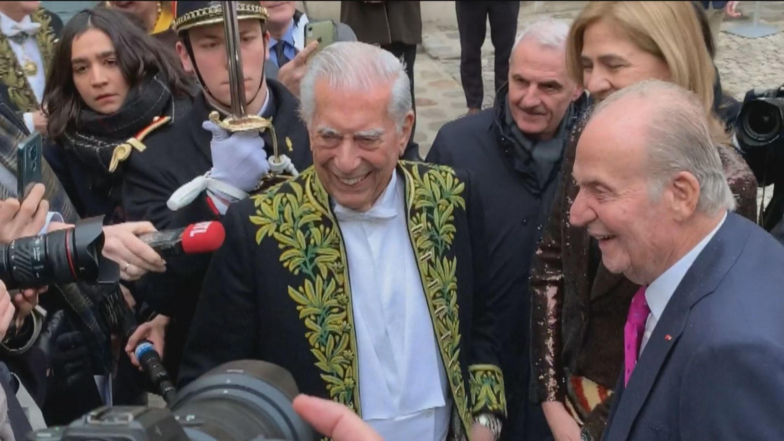 Vargas Llosa agradece la presencia del rey emérito y la infanta Cristina en su ingreso en la Academia Francesa