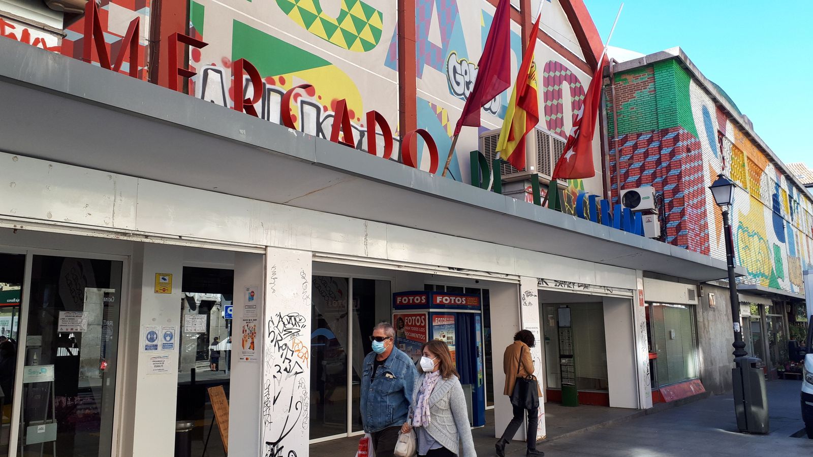 Tensión en espacios como el Mercado de La Cebada por los niños que juegan entre los puestos