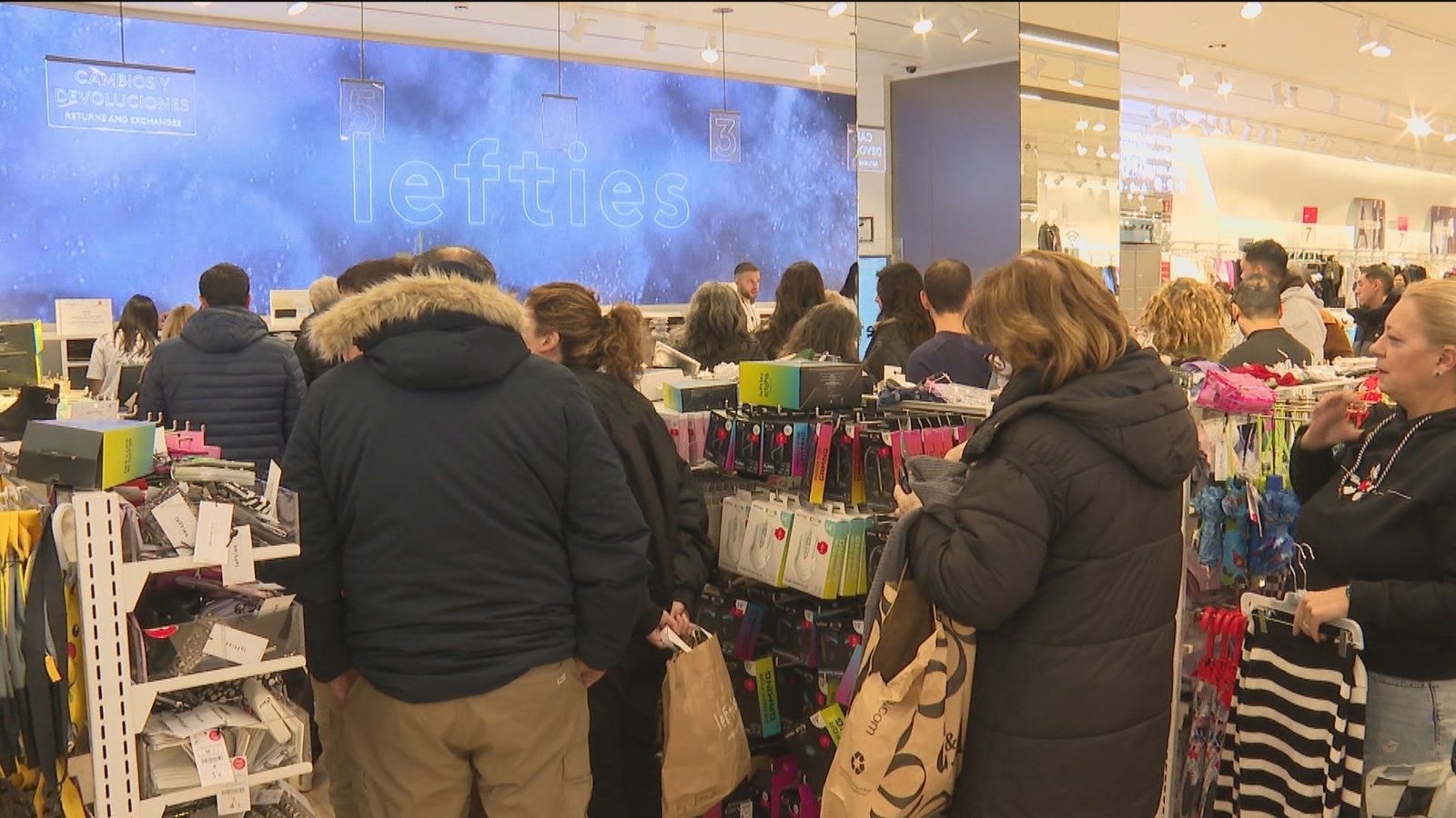 Centros comerciales abarrotados en Madrid el primer día de rebajas