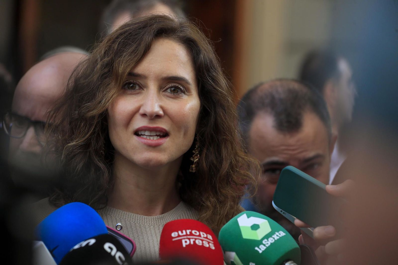 Ayuso alerta en X de la infiltración del comunismo en las democracias
