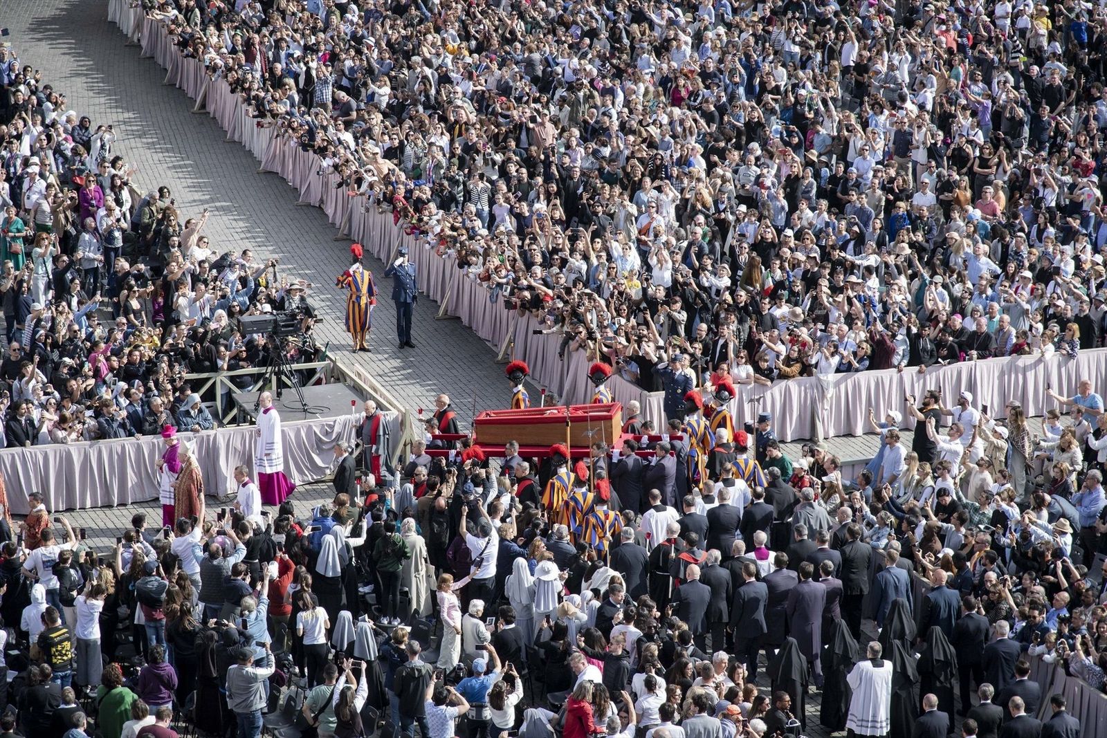 Un colegio de Arroyomolinos acudirá al funeral del Papa en Roma