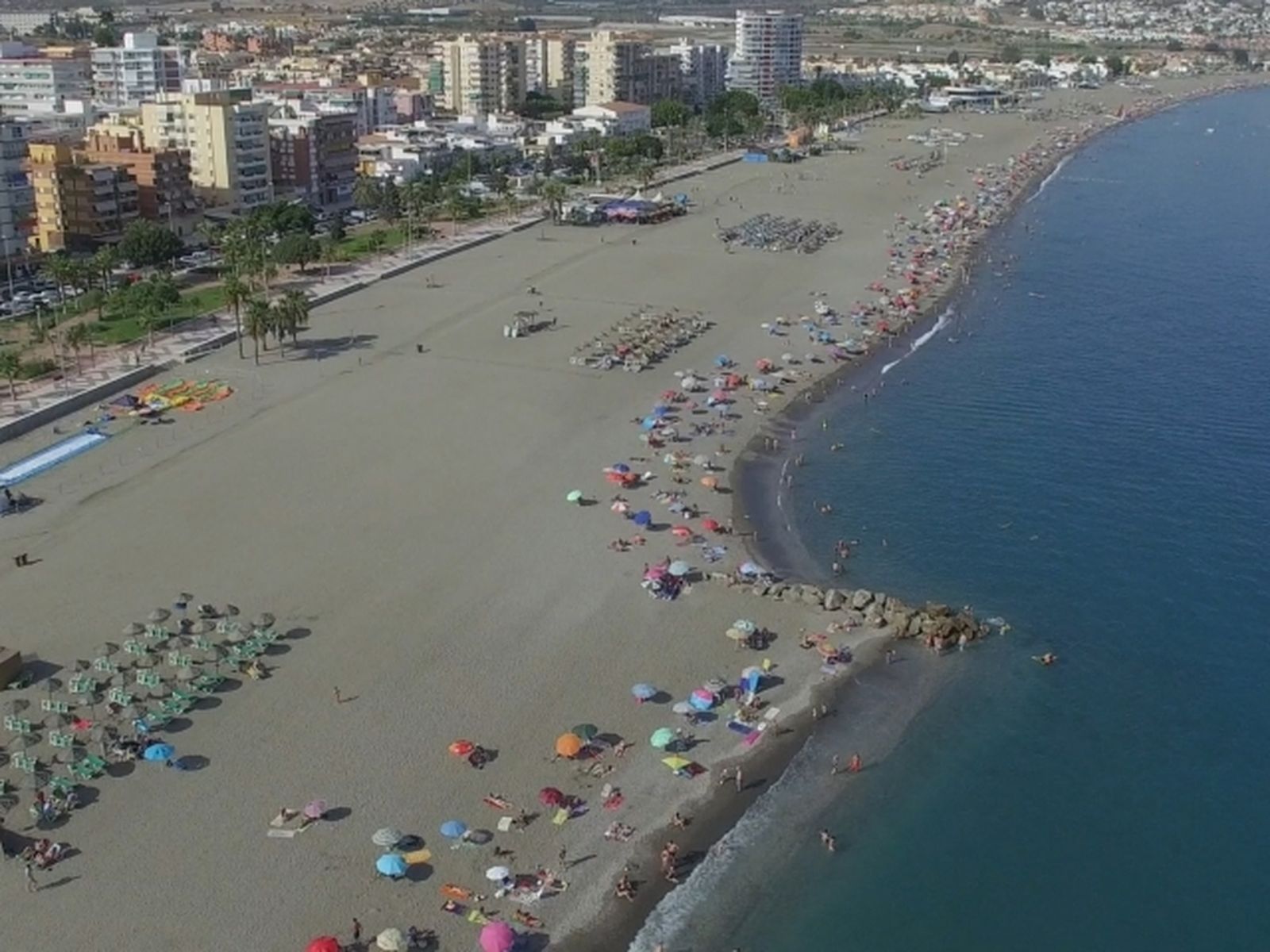 Hallado el cadáver de un hombre en una playa de Vélez-Málaga