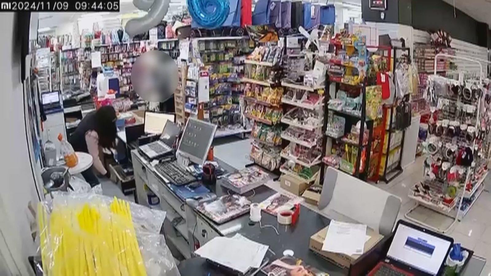 Una mujer ataca a un anciano con un cuchillo en un bazar de Arroyomolinos
