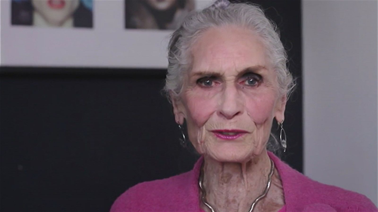La modelo Daphne Selfe, de 90 años, será homenajeada por Isabel II