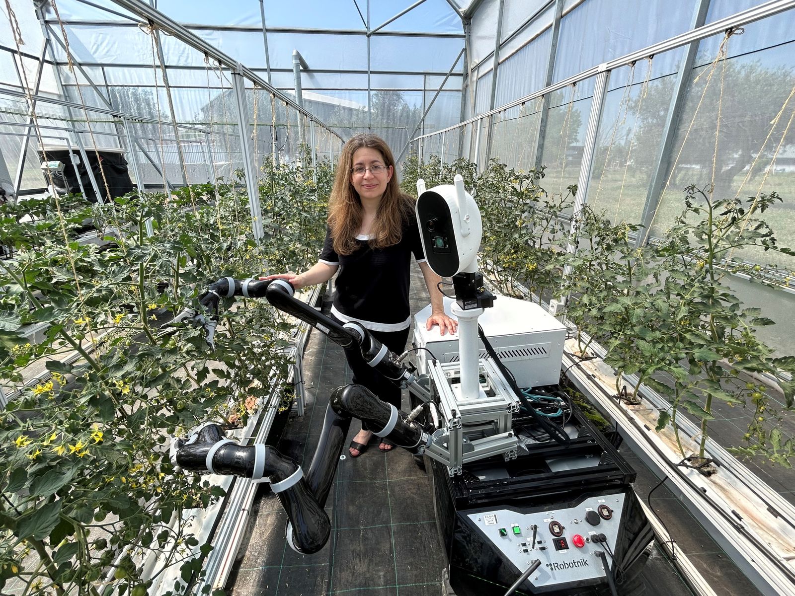 El robot y la investigadora Roemi Fernández Saavedra