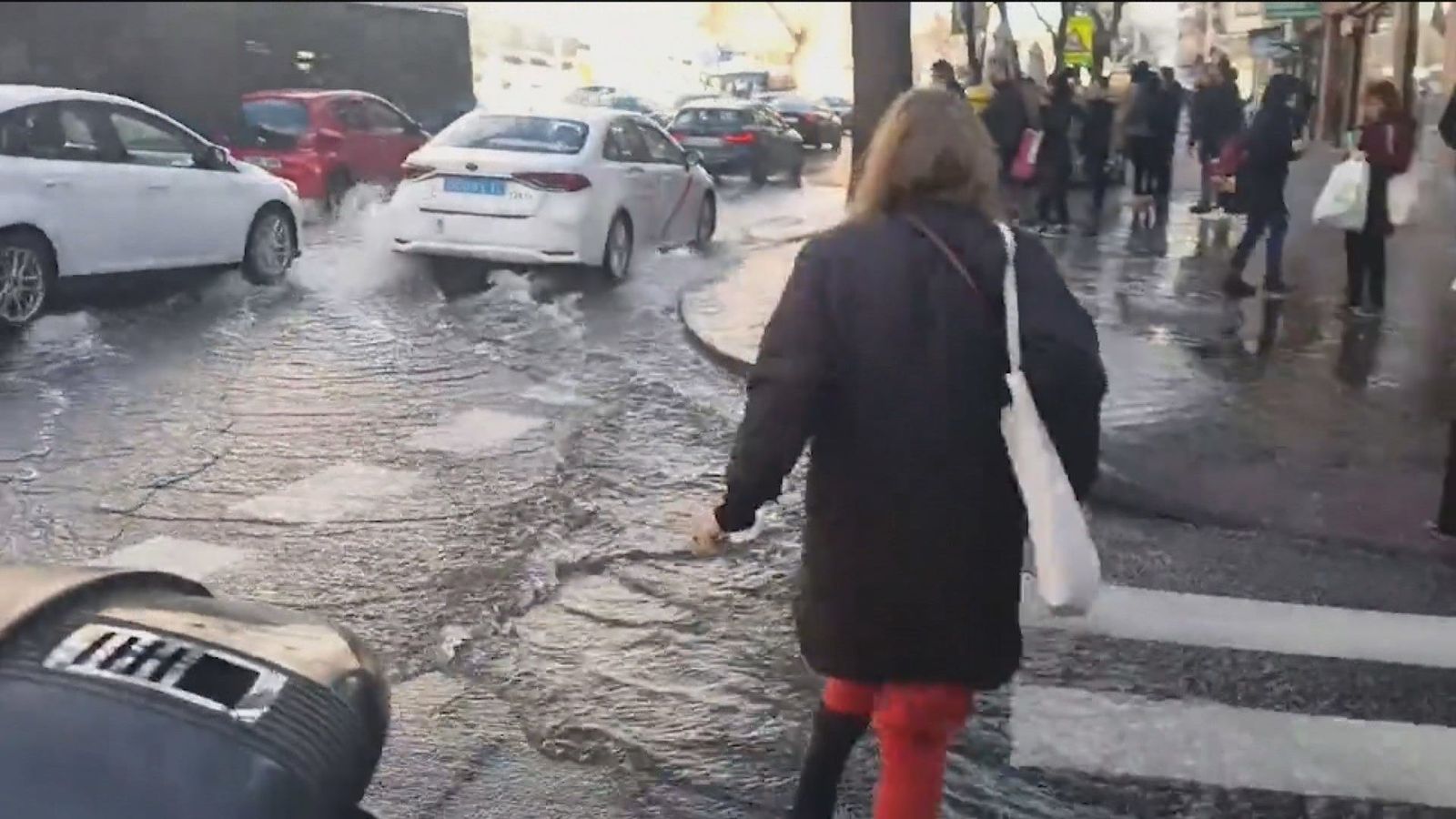 Los vecinos de Arganzuela vuelven a tener agua