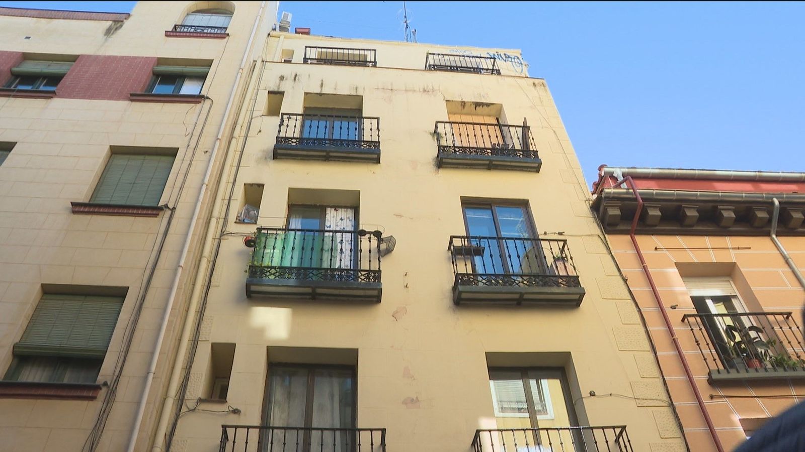 Goteras, grietas... Así está edificio de Malasaña cuyos vecinos han sido desalojados de forma urgente
