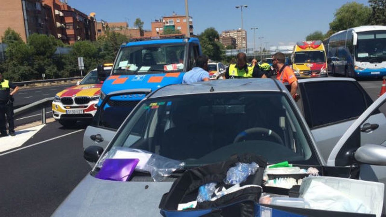 Herido un motorista que impactó contra un coche y quedó tendido en el techo