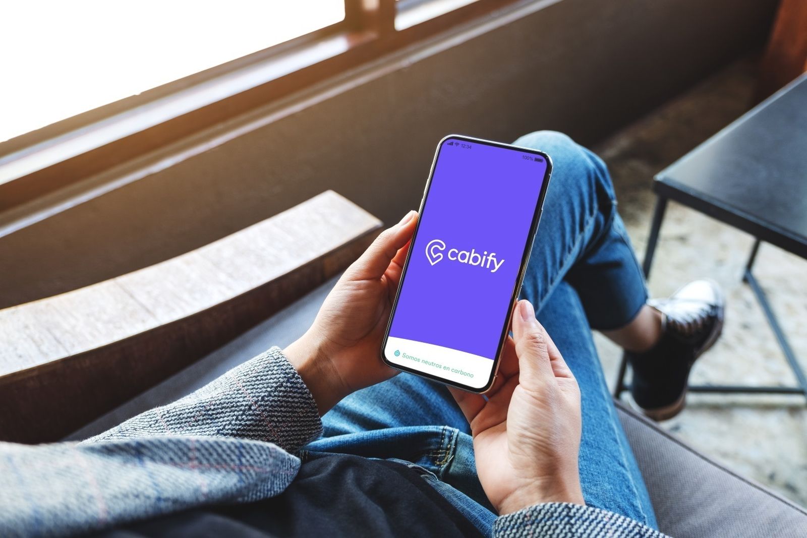 Un móvil con la aplicación de Cabify