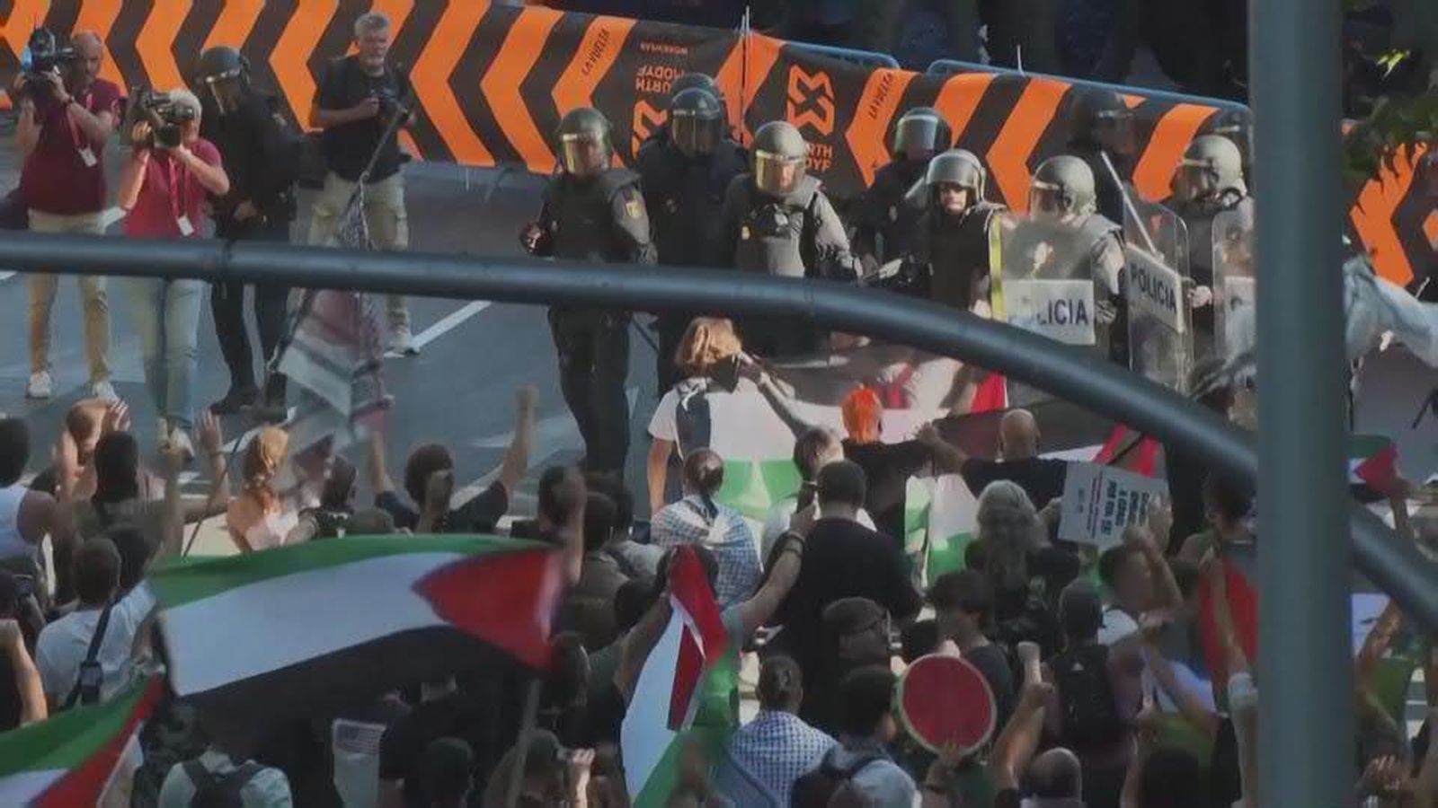 Protestas por la Vuelta: el PSOE celebra "el grito contra el genocidio" mientras el PP condena el "jaleo a la violencia"