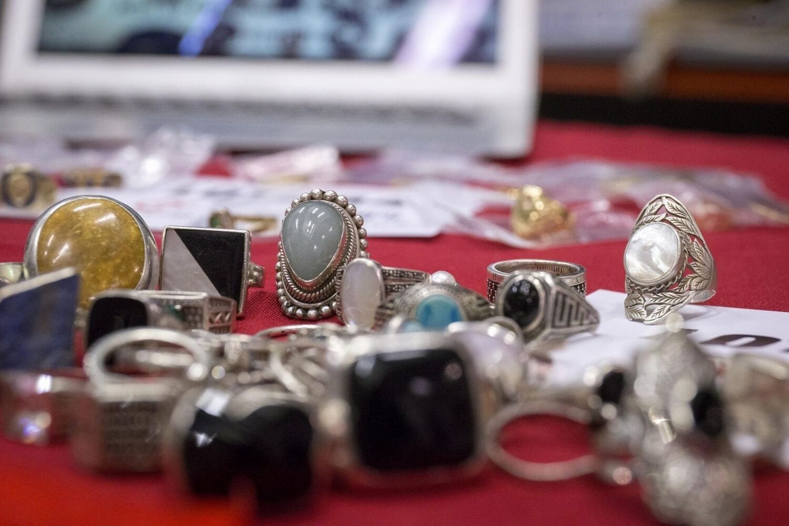 El Ayuntamiento de Madrid subasta desde el lunes cerca de 3.600 objetos perdidos entre joyas, relojes y bisutería
