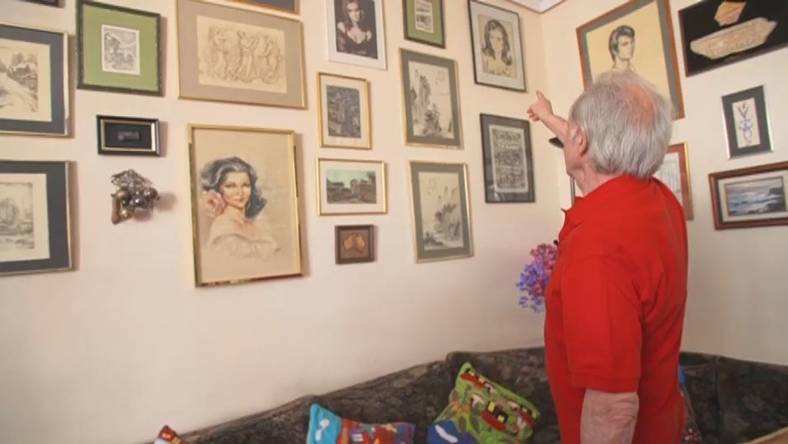 Las paredes están repletas de cuadros de cuando eran jóvenes.