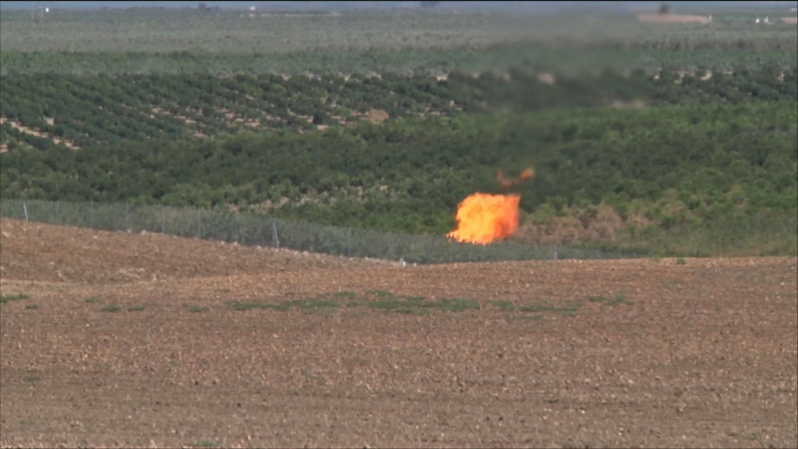 Un peligroso géiser de fuego en un pueblo de Córdoba atrae a los turistas