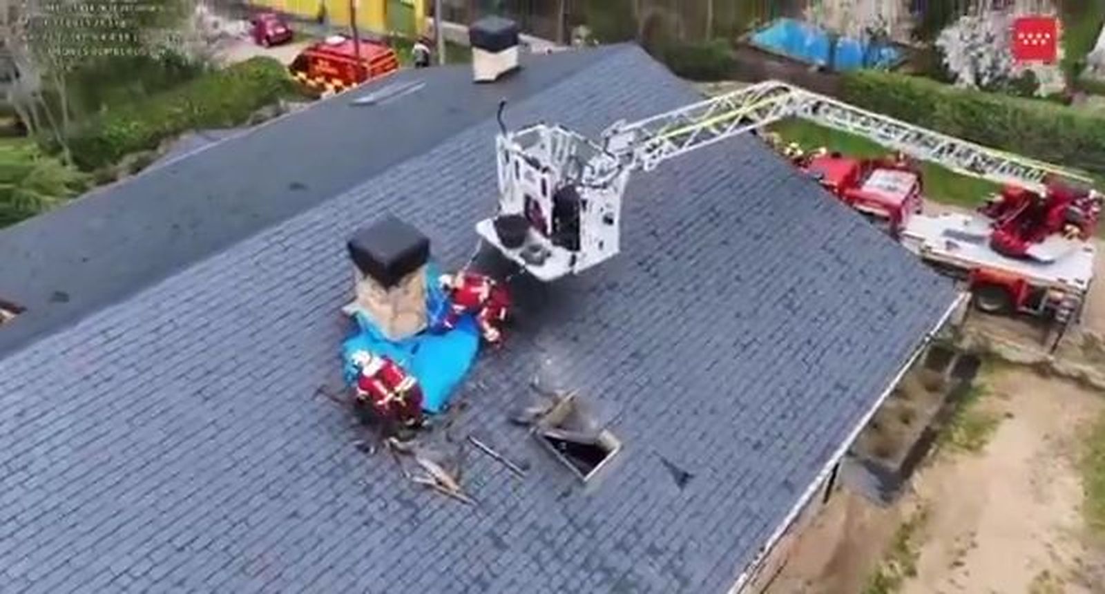 Bomberos extinguen un incendio originado en la chimenea de una vivienda en Los Molinos