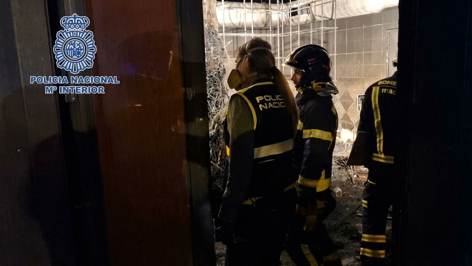 Bomberos e investigadores tras el incendio del restaurante Burro Canaglia, en Manuel Becerra, Madrid