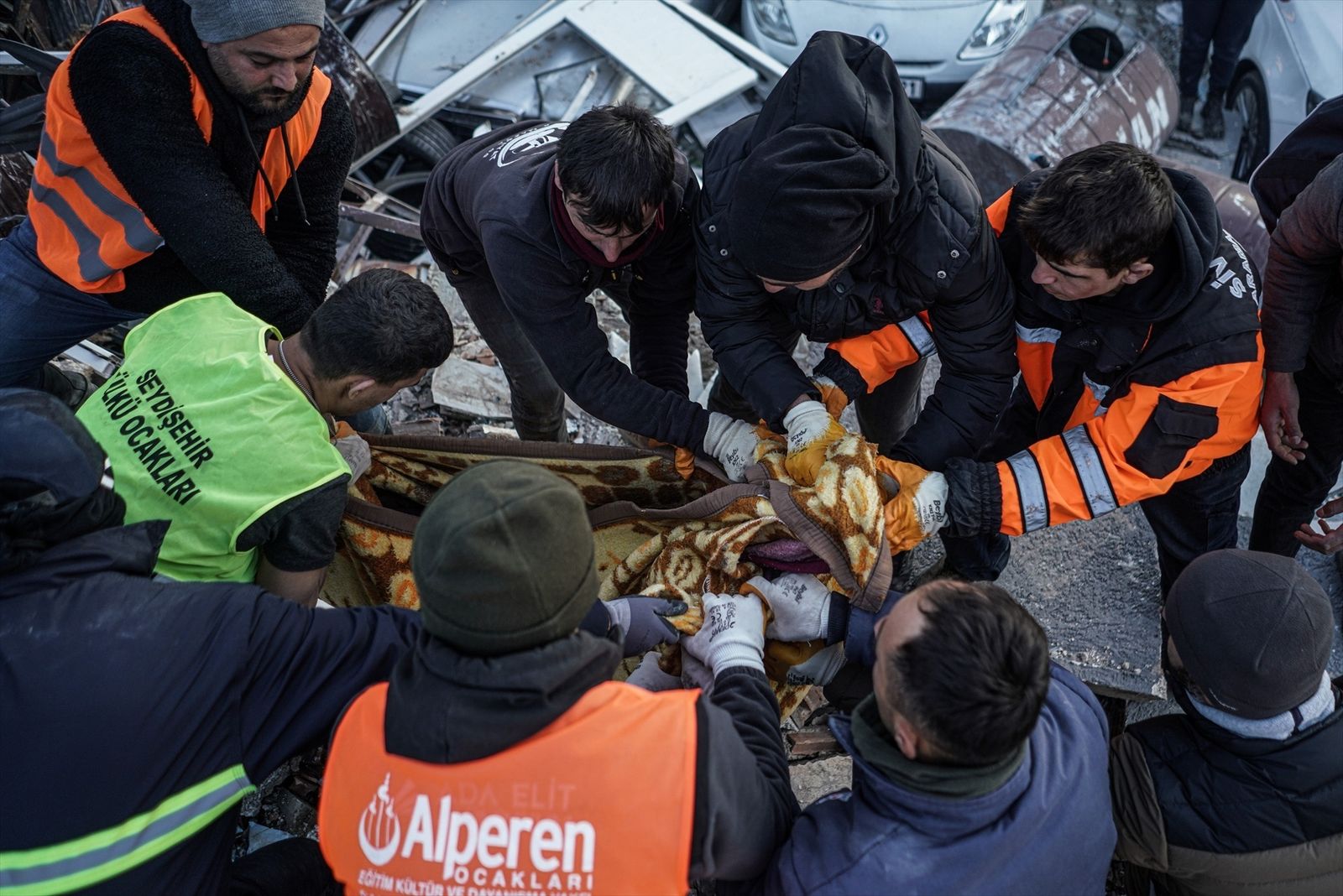Ascienden a más de 16.000 los muertos por el terremoto