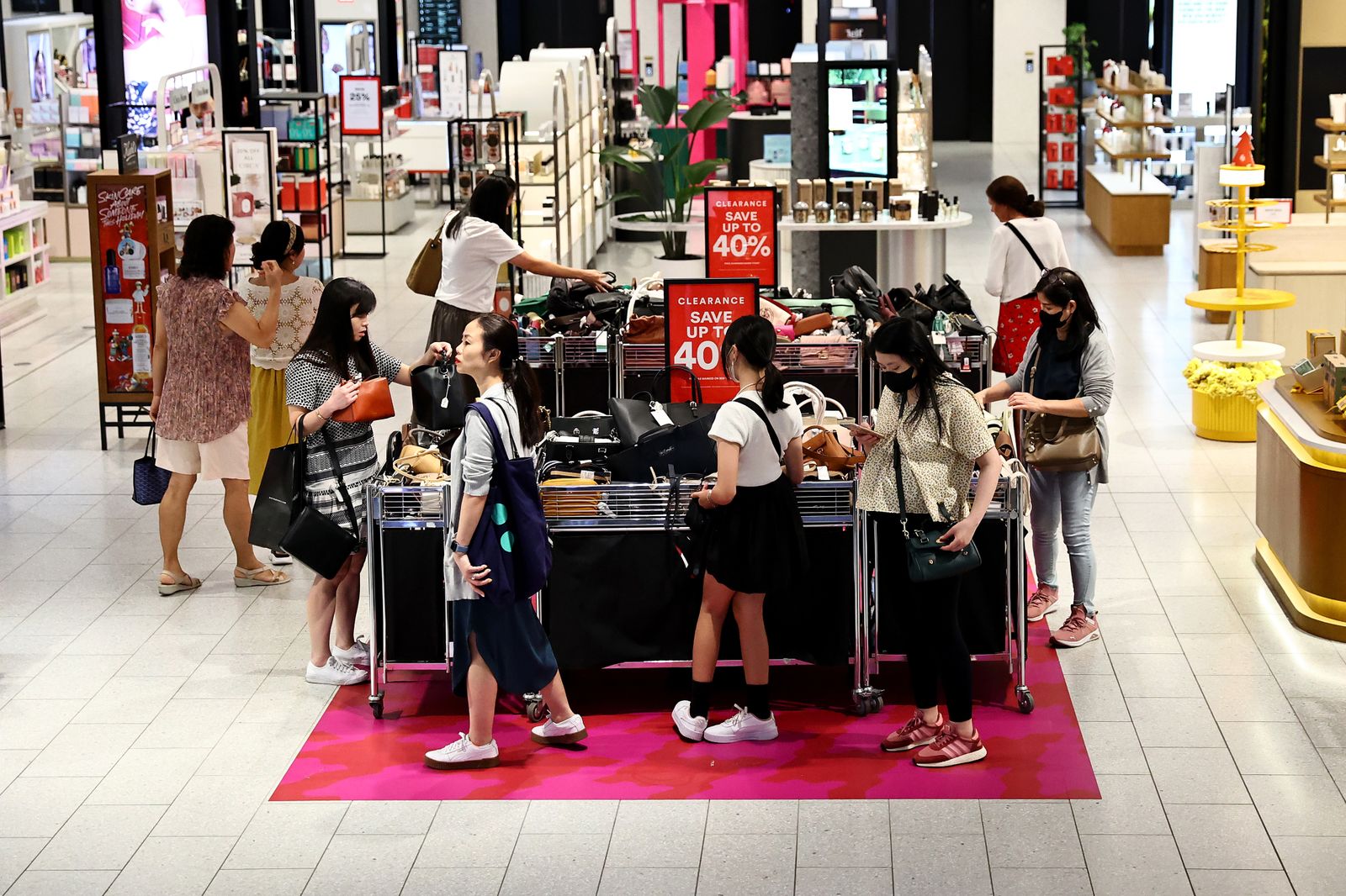 Mujeres comprando