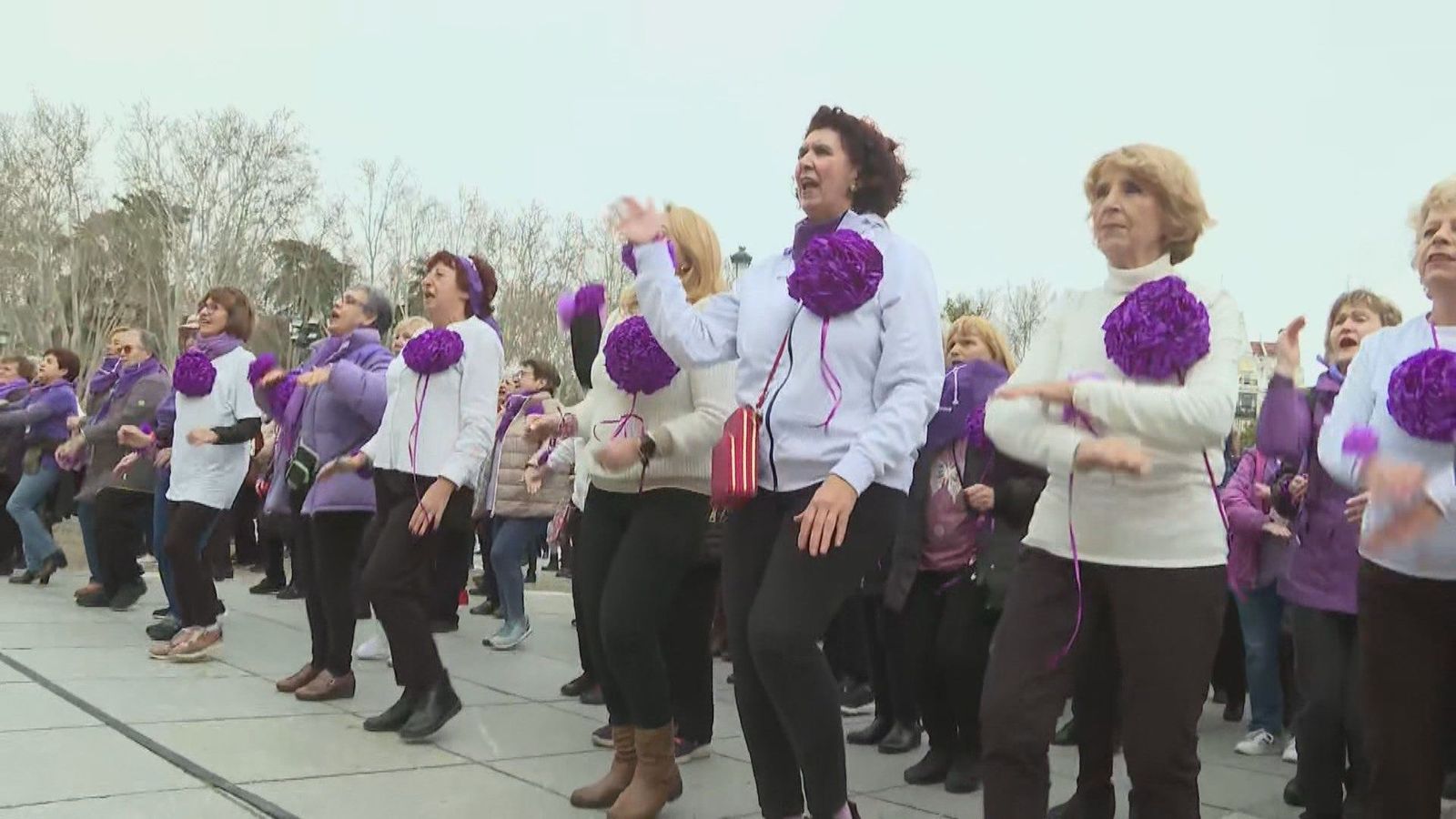 Cientos de mujeres mayores se unen a 'flashmob' frente a Palacio Real para demostrar que están "activas"