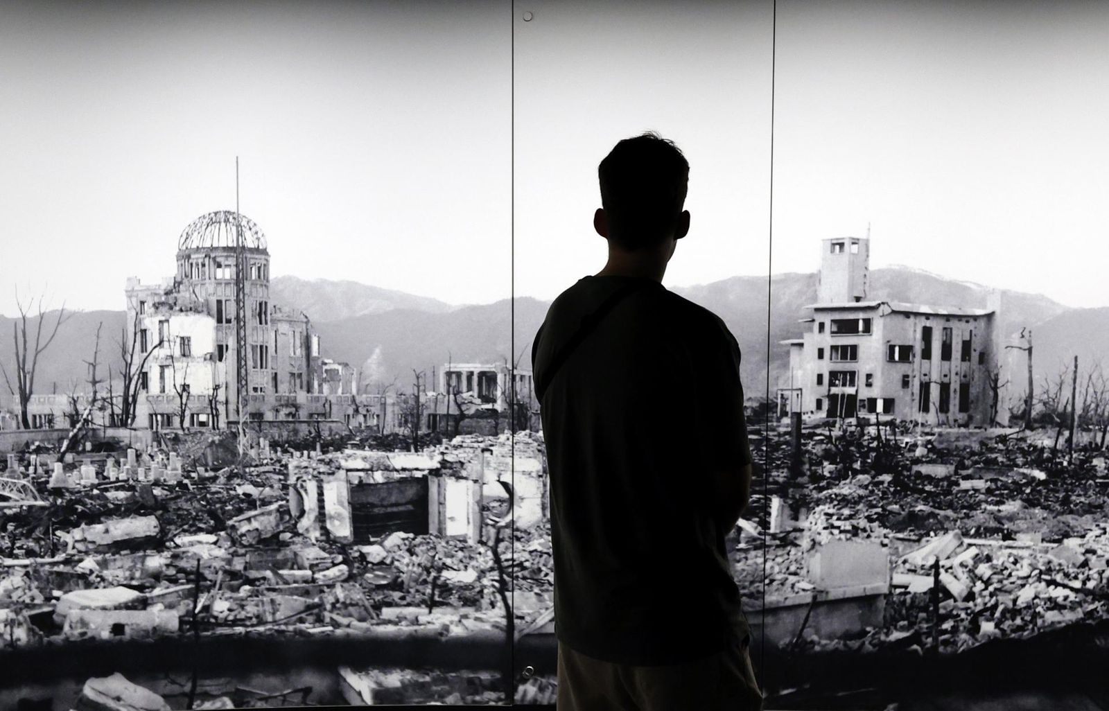 Un visitante ante la imagen de la devastación en Hiroshima tras el ataque atómico de EEUU