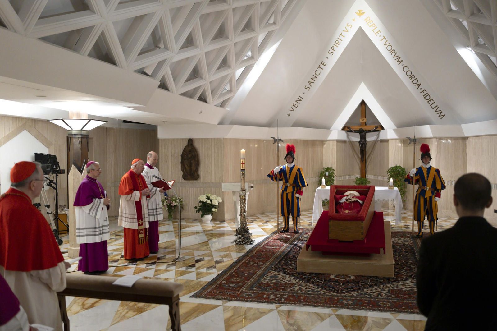 El Vaticano difunde las primeras imágenes del papa Francisco tras su muerte