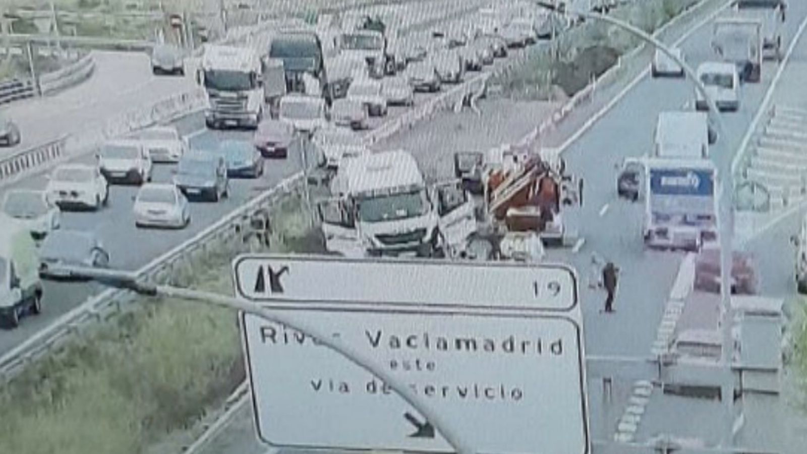Un camión se salta la mediana de la A-3