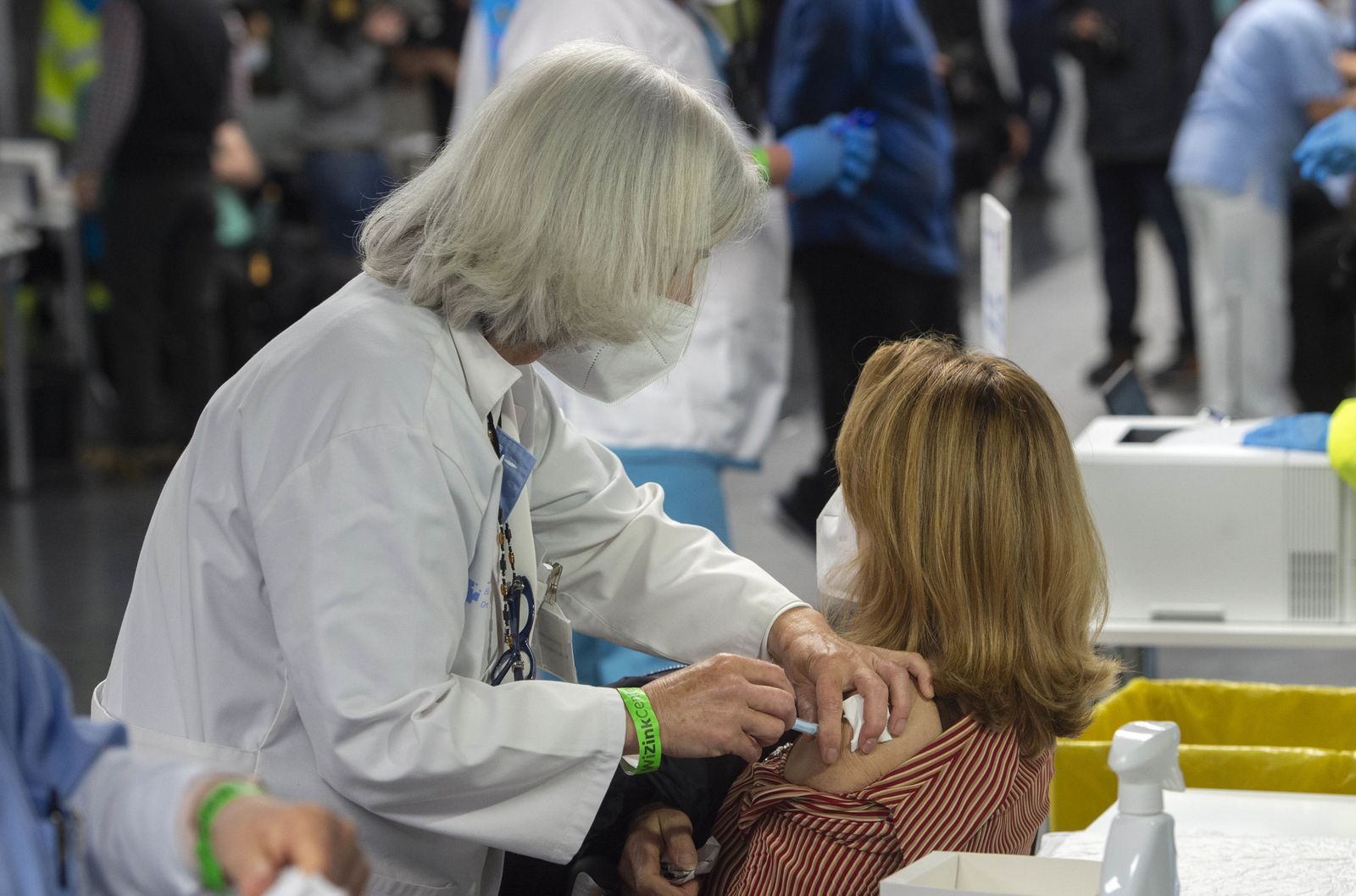 Un estudio de la Comunidad de Madrid afirma que el riesgo de reinfección por Covid se reduce en un 60% si se está vacunado